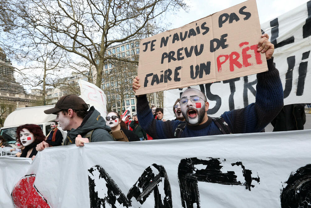 <p>Učesnici su nosili baklje i transparente poput "Dosta sa klanicom društva" i "Kradu i vaše penzije"</p>