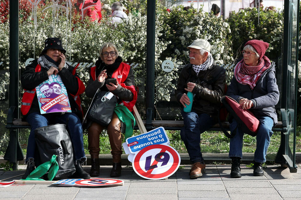 <p>Učesnici su nosili baklje i transparente poput "Dosta sa klanicom društva" i "Kradu i vaše penzije"</p>