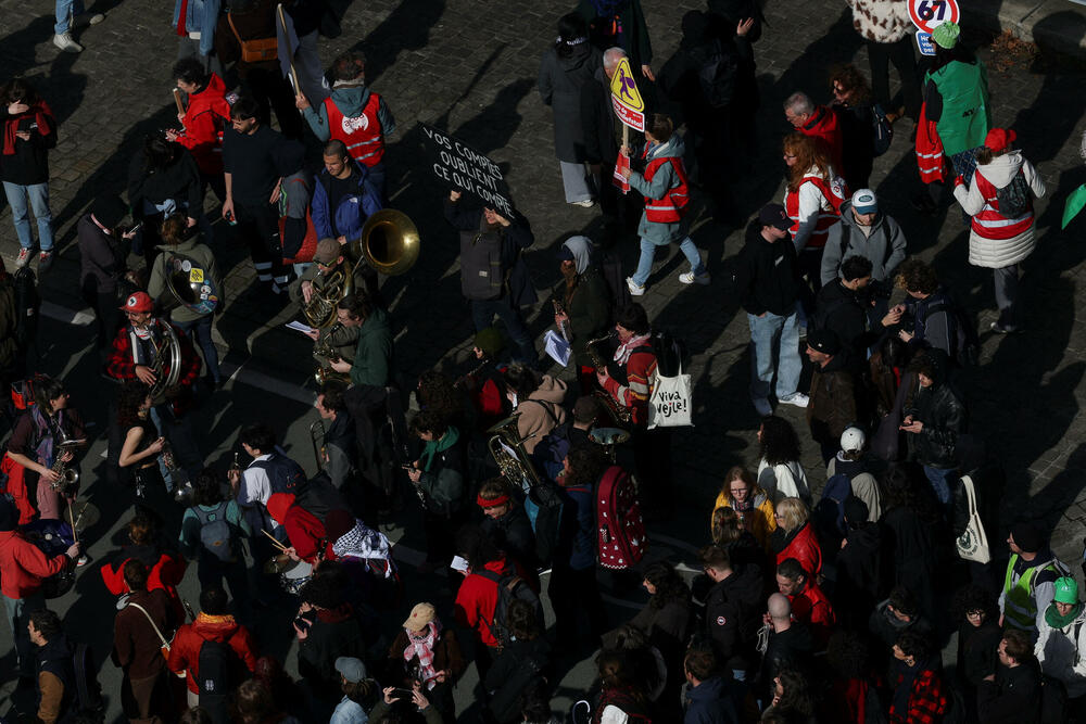 <p>Učesnici su nosili baklje i transparente poput "Dosta sa klanicom društva" i "Kradu i vaše penzije"</p>