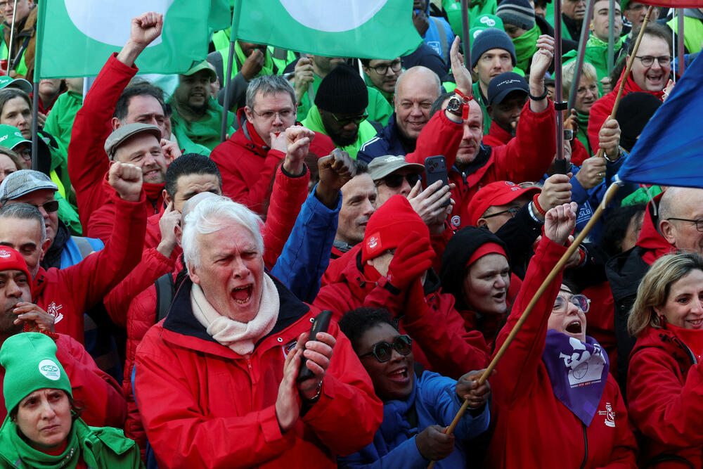 <p>Učesnici su nosili baklje i transparente poput "Dosta sa klanicom društva" i "Kradu i vaše penzije"</p>