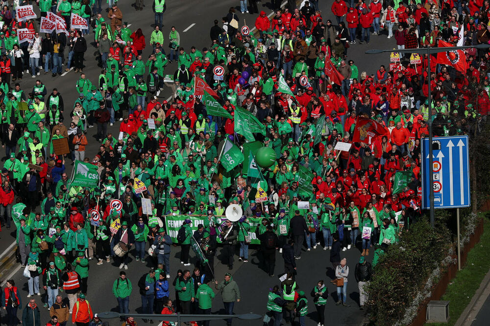 <p>Učesnici su nosili baklje i transparente poput "Dosta sa klanicom društva" i "Kradu i vaše penzije"</p>