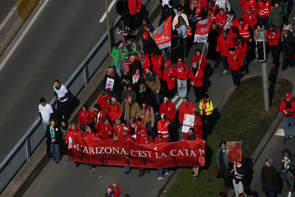 <p>Učesnici su nosili baklje i transparente poput "Dosta sa klanicom društva" i "Kradu i vaše penzije"</p>