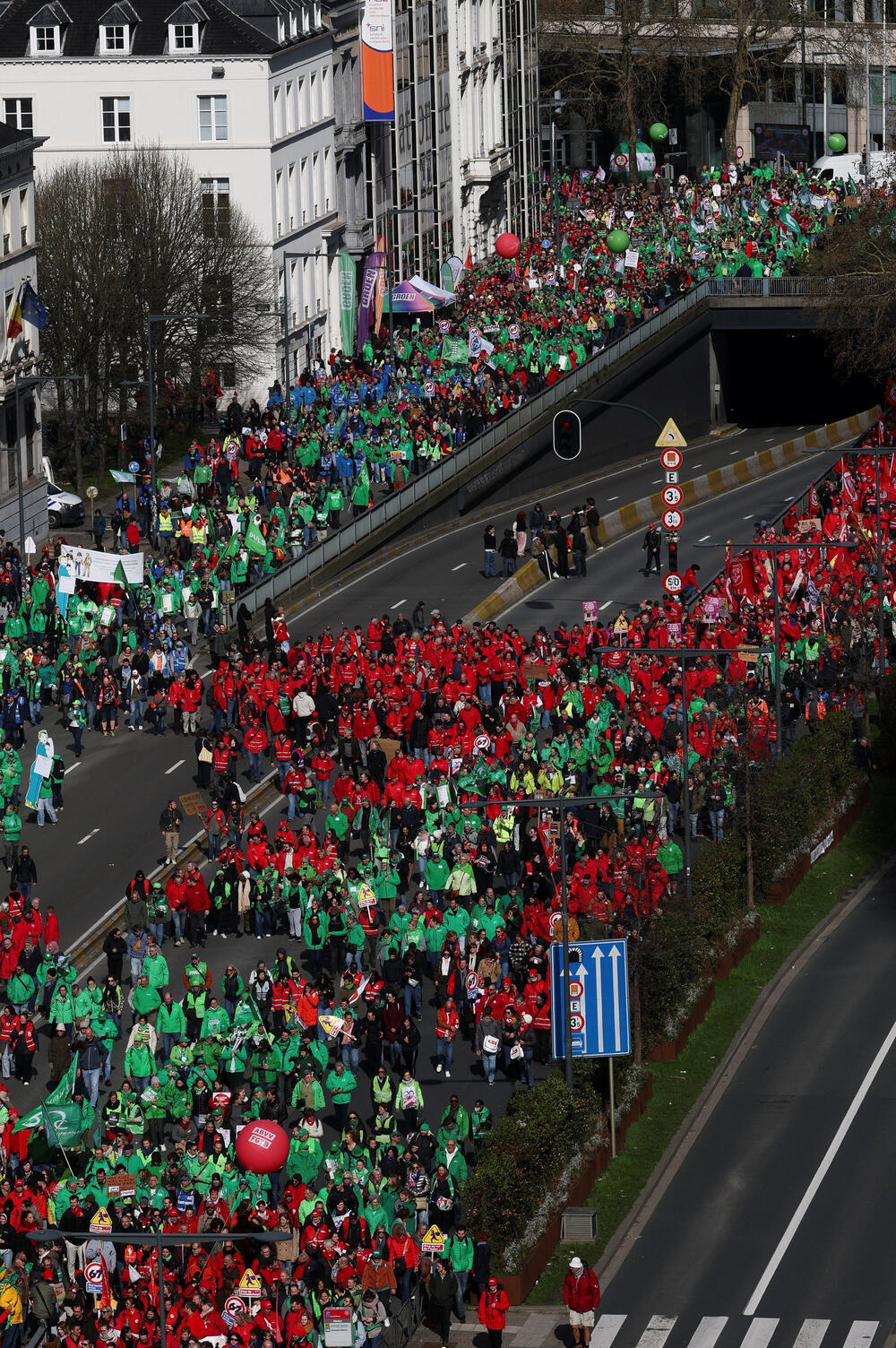 <p>Učesnici su nosili baklje i transparente poput "Dosta sa klanicom društva" i "Kradu i vaše penzije"</p>