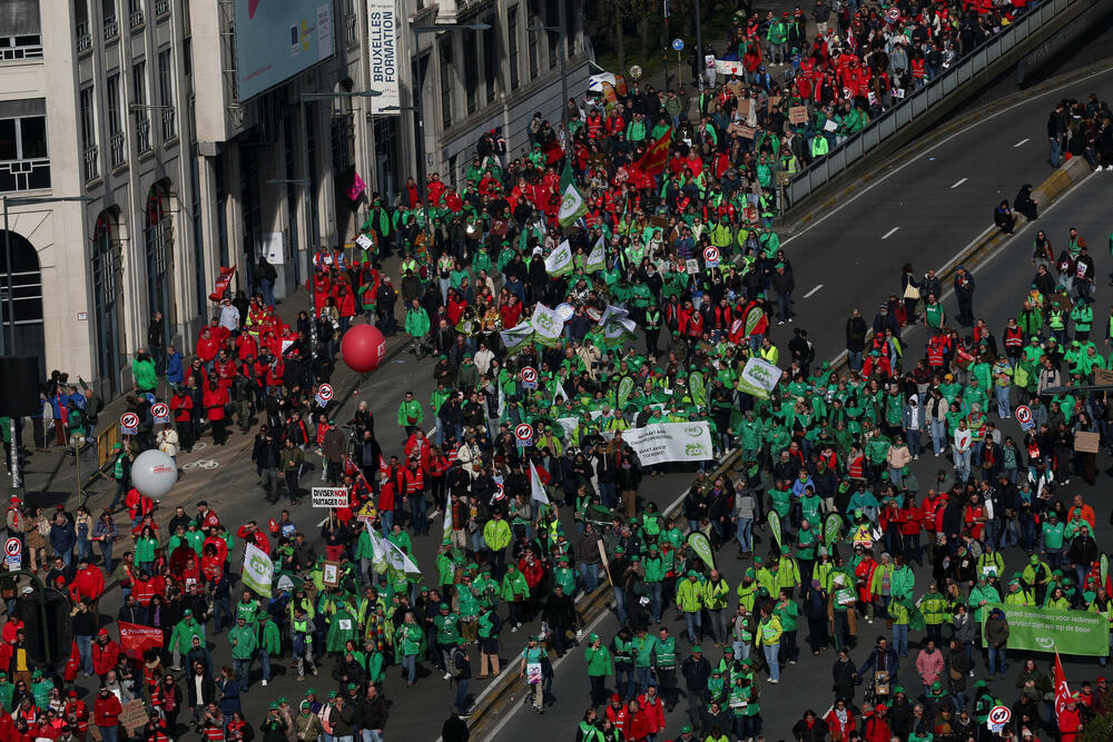 <p>Učesnici su nosili baklje i transparente poput "Dosta sa klanicom društva" i "Kradu i vaše penzije"</p>