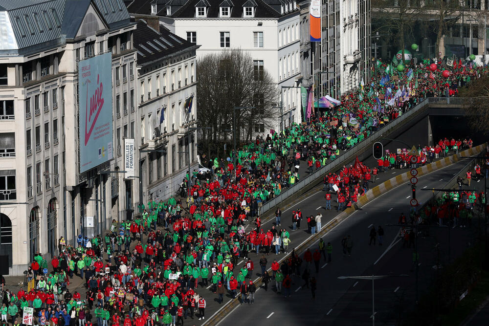 <p>Učesnici su nosili baklje i transparente poput "Dosta sa klanicom društva" i "Kradu i vaše penzije"</p>