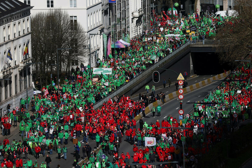 <p>Učesnici su nosili baklje i transparente poput "Dosta sa klanicom društva" i "Kradu i vaše penzije"</p>