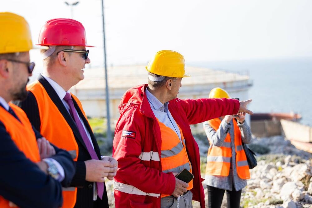 <p>Delegacija Ministarstva energetike i rudarstva na čelu sa ministrom Admirom Šahmanovićem posjetila je Luku Bar povodom najave početka adaptacije i modernizacije državnih rezervoara koji će služiti za skladištenje strateških rezervi naftnih derivata</p>