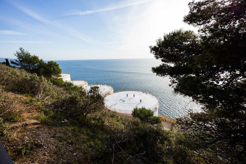 <p>Delegacija Ministarstva energetike i rudarstva na čelu sa ministrom Admirom Šahmanovićem posjetila je Luku Bar povodom najave početka adaptacije i modernizacije državnih rezervoara koji će služiti za skladištenje strateških rezervi naftnih derivata</p>