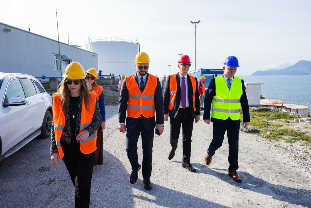 <p>Delegacija Ministarstva energetike i rudarstva na čelu sa ministrom Admirom Šahmanovićem posjetila je Luku Bar povodom najave početka adaptacije i modernizacije državnih rezervoara koji će služiti za skladištenje strateških rezervi naftnih derivata</p>