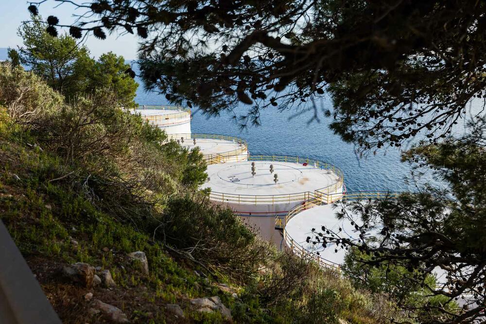 <p>Delegacija Ministarstva energetike i rudarstva na čelu sa ministrom Admirom Šahmanovićem posjetila je Luku Bar povodom najave početka adaptacije i modernizacije državnih rezervoara koji će služiti za skladištenje strateških rezervi naftnih derivata</p>