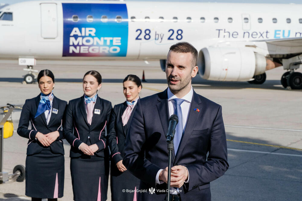 Premijer Spajić ispred brendiranog aviona, Foto: Vlada Crne Gore