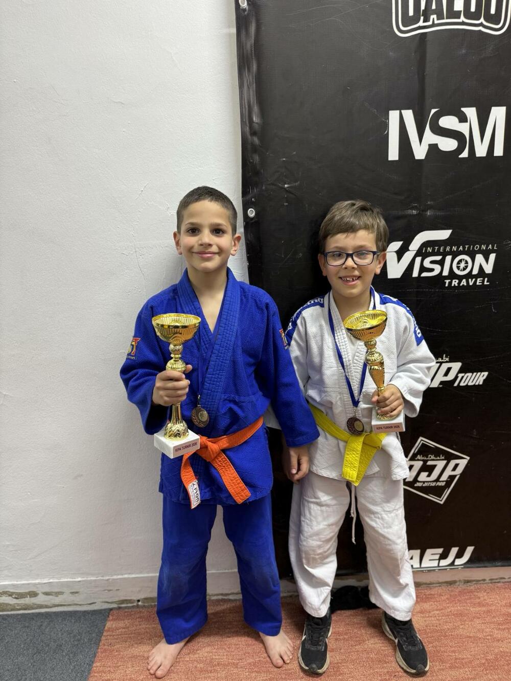 Vanji pehar za najboljeg takmičara, Relji ovacije za sjajnu borbu