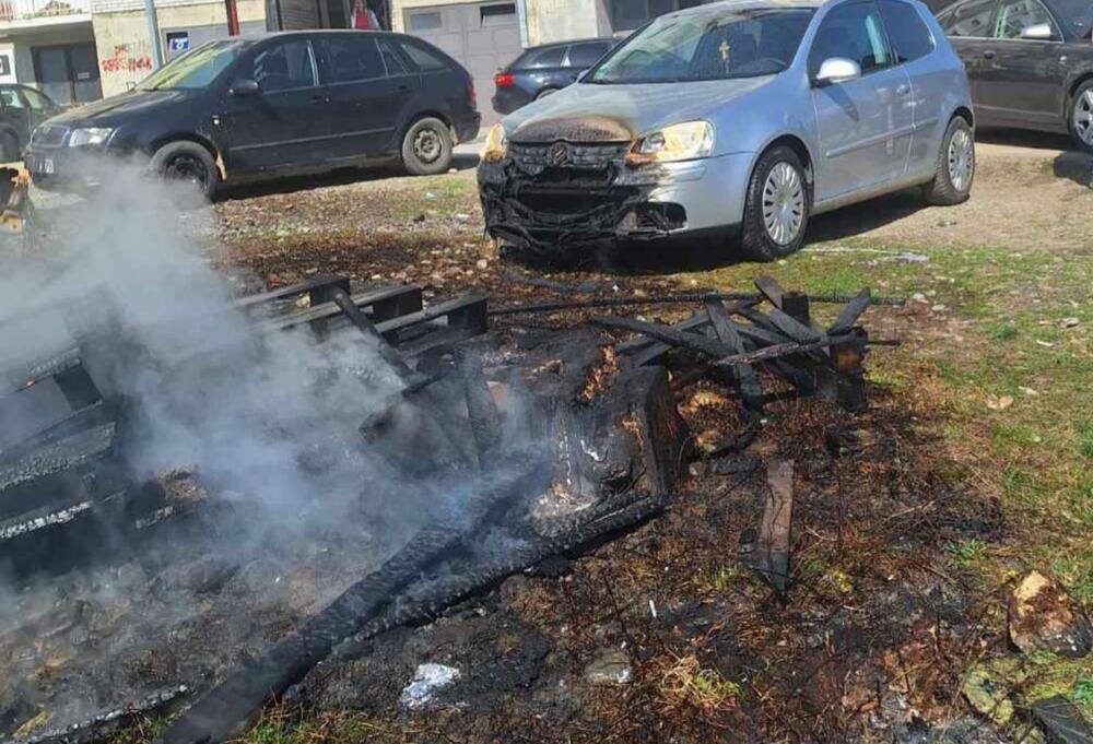 <p>Požar niskog rastinja i drvenih paleta se proširio na parkirane automobile</p>