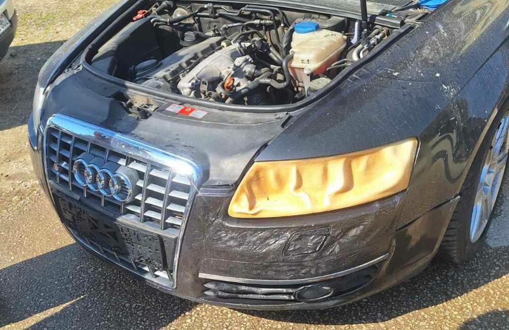 <p>Požar niskog rastinja i drvenih paleta se proširio na parkirane automobile</p>