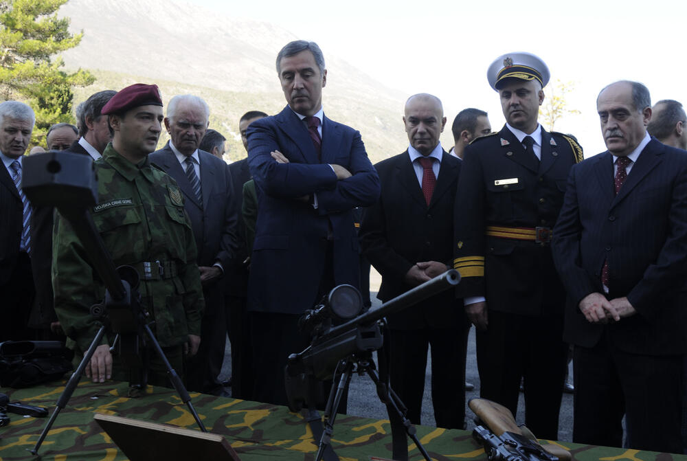 Kod kuće arsenal, a karton prazan: Đukanović naoružan do zuba -...