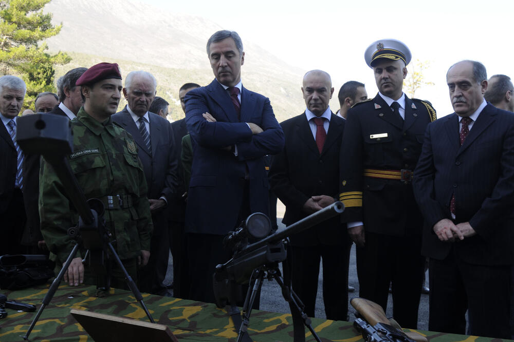 Ima dozvolu i za nošenje i za držanje oružja: Đukanović na proslavi Dana Vojske 2008. godine, Foto: Savo Prelević