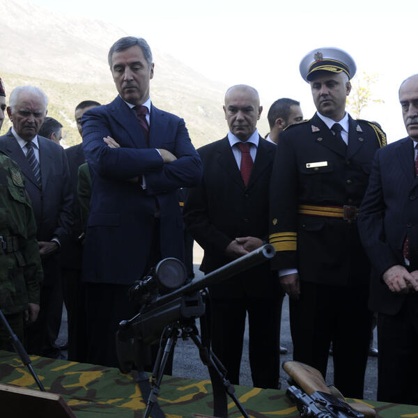 Kod kuće arsenal, a karton prazan: Đukanović naoružan do zuba -...