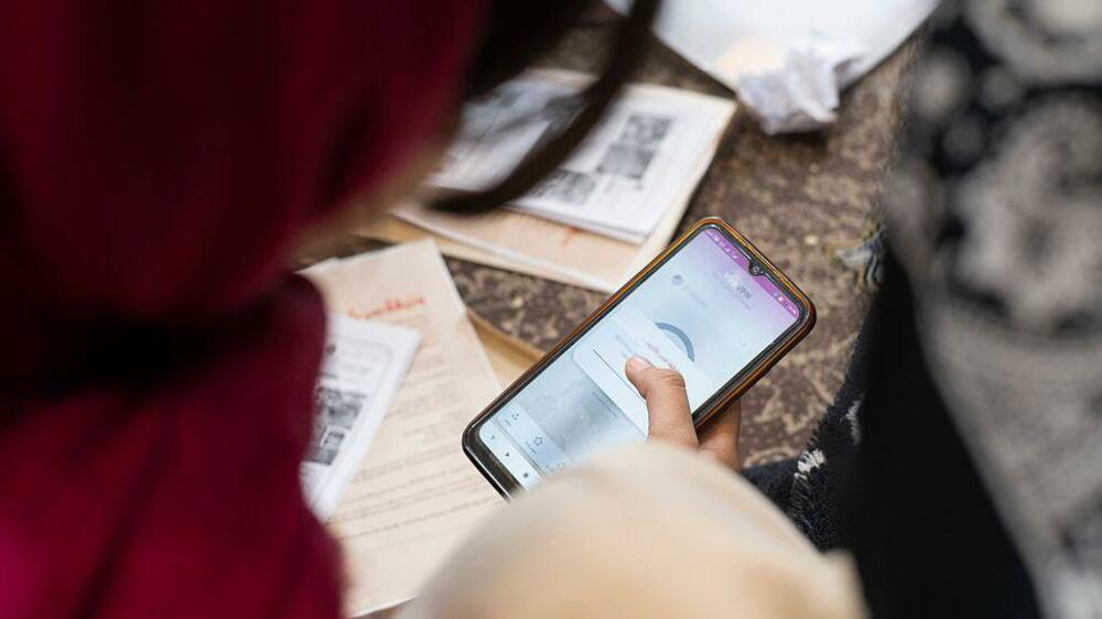 Trikovi i dovijanje: Iranci održavaju kontakt s porodicom u...