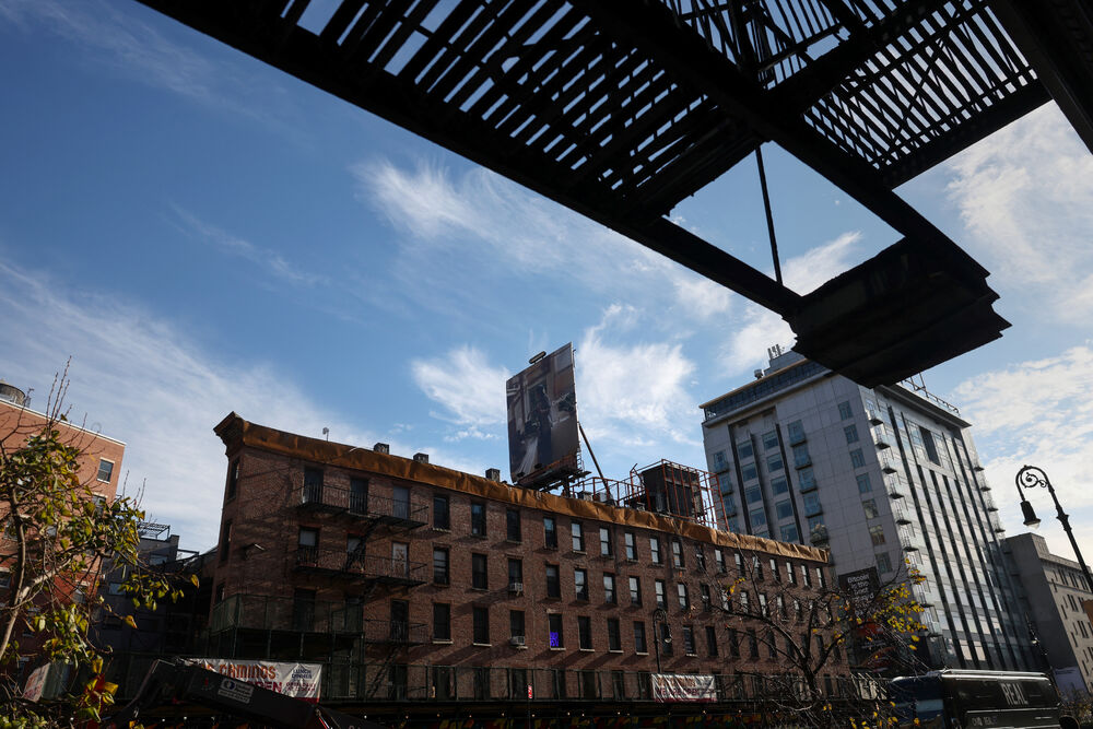 <p>Murali u Ukrajini, sudski spisi iz Njujorka, tragovi iz Bristola otkrivaju priču o Robinu Ganingemu, umjetniku koji je izgradio globalni mit o anonimnosti</p>