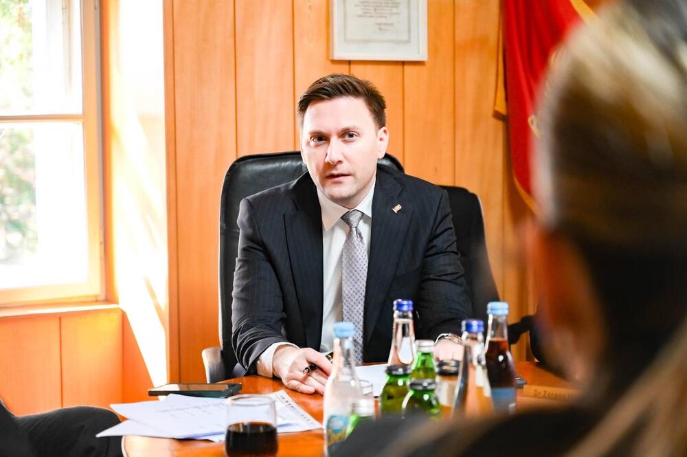 <p>Kako navode iz Ministarstva zdravlja, radovi na adaptaciji terasa na paviljonima Specijalne bolnice Brezovik realizovani su u ukupnoj vrijednosti od 147.000 eura i dio su kontinuiranog investicionog ciklusa usmjerenog ka modernizaciji zdravstvene infrastrukture i unapređenju kvaliteta zdravstvene zaštite</p>