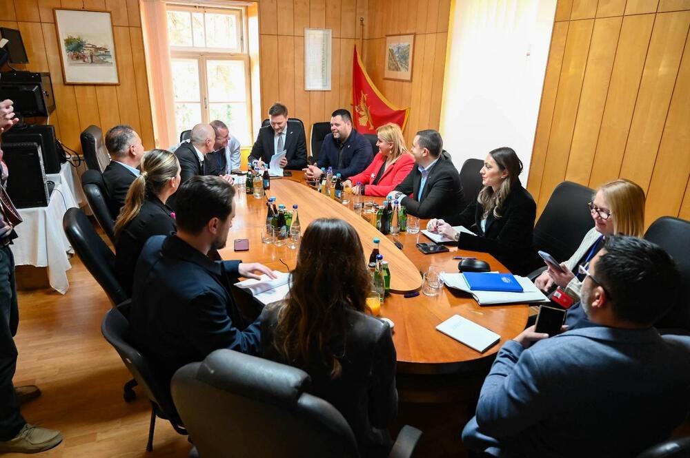 <p>Kako navode iz Ministarstva zdravlja, radovi na adaptaciji terasa na paviljonima Specijalne bolnice Brezovik realizovani su u ukupnoj vrijednosti od 147.000 eura i dio su kontinuiranog investicionog ciklusa usmjerenog ka modernizaciji zdravstvene infrastrukture i unapređenju kvaliteta zdravstvene zaštite</p>