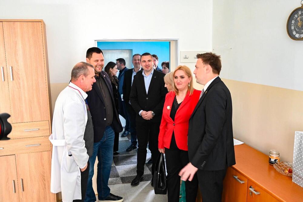 <p>Kako navode iz Ministarstva zdravlja, radovi na adaptaciji terasa na paviljonima Specijalne bolnice Brezovik realizovani su u ukupnoj vrijednosti od 147.000 eura i dio su kontinuiranog investicionog ciklusa usmjerenog ka modernizaciji zdravstvene infrastrukture i unapređenju kvaliteta zdravstvene zaštite</p>