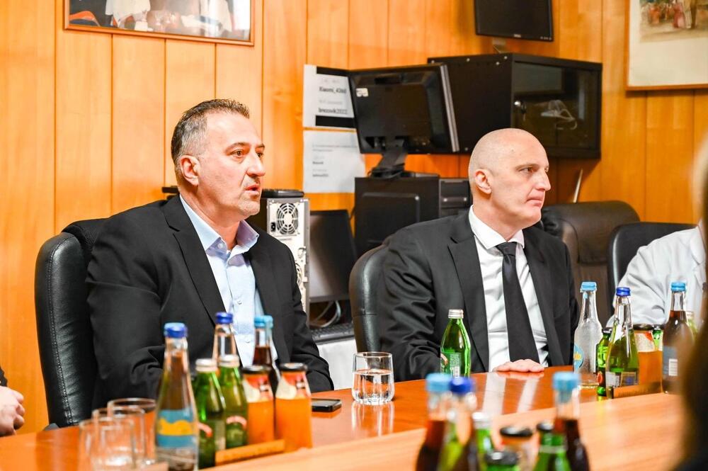 <p>Kako navode iz Ministarstva zdravlja, radovi na adaptaciji terasa na paviljonima Specijalne bolnice Brezovik realizovani su u ukupnoj vrijednosti od 147.000 eura i dio su kontinuiranog investicionog ciklusa usmjerenog ka modernizaciji zdravstvene infrastrukture i unapređenju kvaliteta zdravstvene zaštite</p>