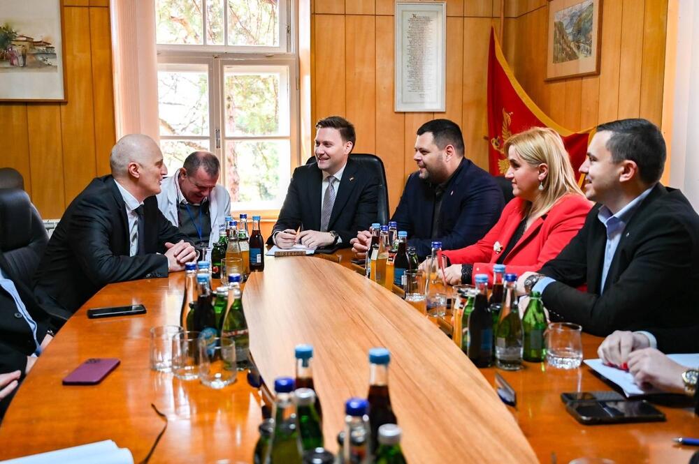 <p>Kako navode iz Ministarstva zdravlja, radovi na adaptaciji terasa na paviljonima Specijalne bolnice Brezovik realizovani su u ukupnoj vrijednosti od 147.000 eura i dio su kontinuiranog investicionog ciklusa usmjerenog ka modernizaciji zdravstvene infrastrukture i unapređenju kvaliteta zdravstvene zaštite</p>