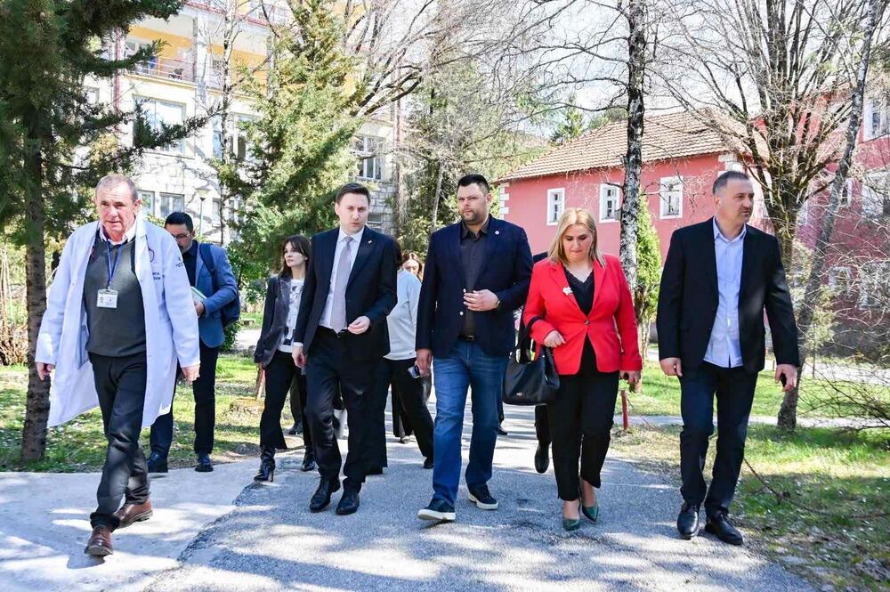 <p>Kako navode iz Ministarstva zdravlja, radovi na adaptaciji terasa na paviljonima Specijalne bolnice Brezovik realizovani su u ukupnoj vrijednosti od 147.000 eura i dio su kontinuiranog investicionog ciklusa usmjerenog ka modernizaciji zdravstvene infrastrukture i unapređenju kvaliteta zdravstvene zaštite</p>