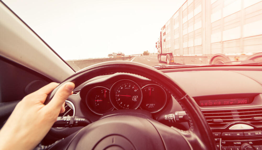 Državljanin BiH da plati 2.000 eura: U krivini preticao kolonu od...