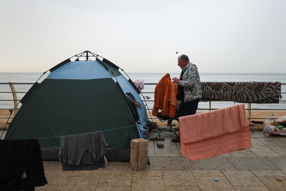 <p>Mnogi nemaju gdje da se smjeste, a vlada, koja se suočava s ozbiljnim nedostatkom novca, uspjela je da obezbijedi smještaj za oko 120.000 ljudi dok pokušava da otvori nova skloništa i dopremi dodatne zalihe</p>