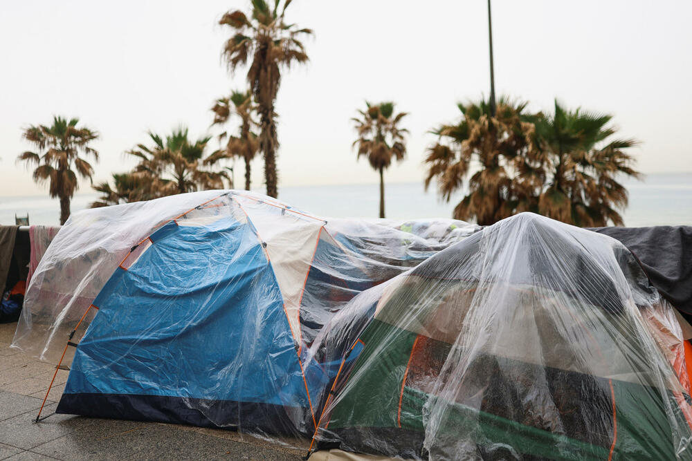 <p>Mnogi nemaju gdje da se smjeste, a vlada, koja se suočava s ozbiljnim nedostatkom novca, uspjela je da obezbijedi smještaj za oko 120.000 ljudi dok pokušava da otvori nova skloništa i dopremi dodatne zalihe</p>