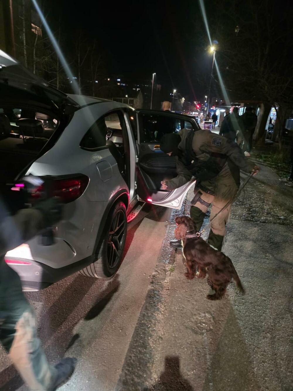 <p>Iz Upravce policije (UP) su rekli da su izvršene racije u 33 ugostiteljska objekta, u kojima je kontrolisano preko 1.500 osoba, od kojih oko 50 operativno interesantnih lica</p>