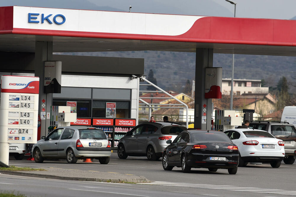 "Gurati snabdjevače u gubitak je put u propast": Velike gužve od prošlog vikenda, Foto: Boris Pejović