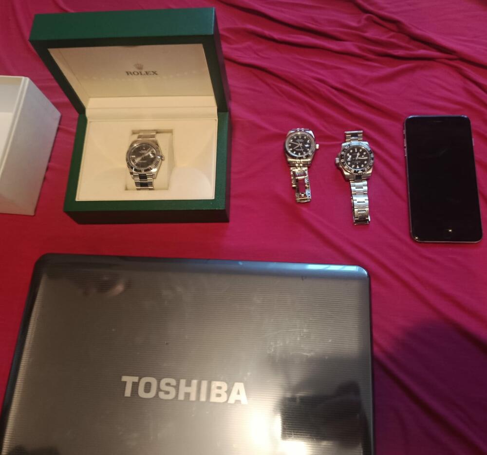<p>Pronađeno i oduzeto 175 ručnih satova vrijednosti preko 100.000 eura, kao i sredstva i uređaji za komunikaciju, lap top i vozilo "WV Golf VII"</p>