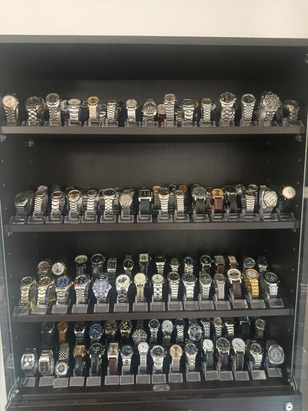 <p>Pronađeno i oduzeto 175 ručnih satova vrijednosti preko 100.000 eura, kao i sredstva i uređaji za komunikaciju, lap top i vozilo "WV Golf VII"</p>