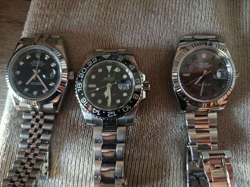 <p>Pronađeno i oduzeto 175 ručnih satova vrijednosti preko 100.000 eura, kao i sredstva i uređaji za komunikaciju, lap top i vozilo "WV Golf VII"</p>