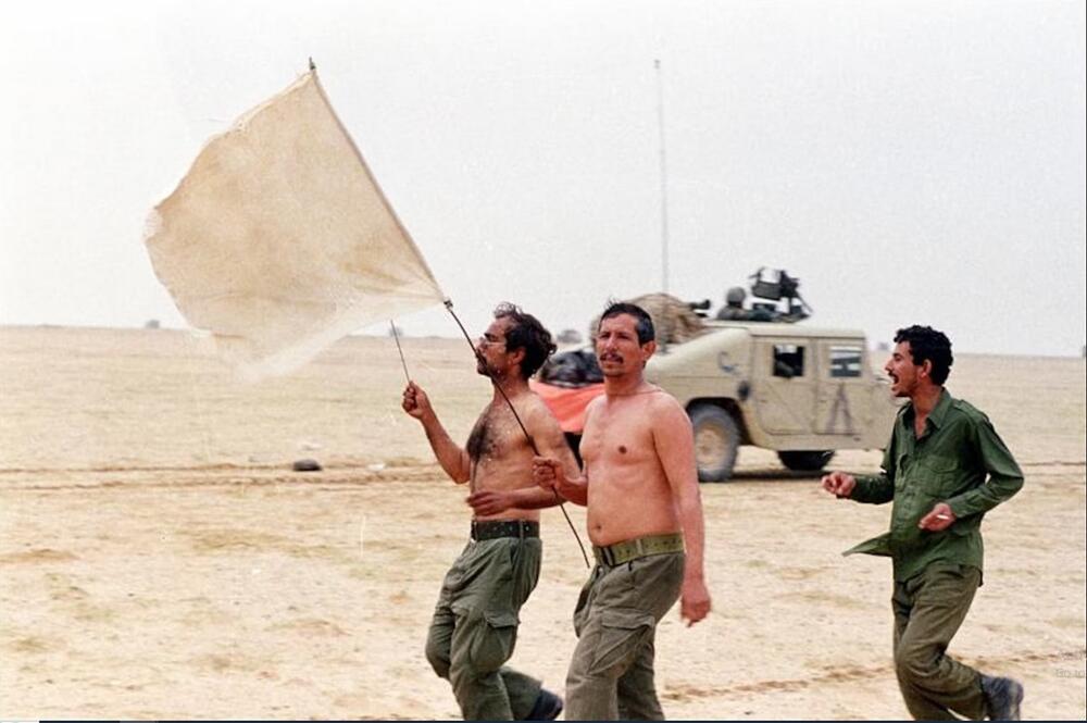 Irački vojnici drže bijelu zastavu dok se predaju egipatskoj vojsci tokom kopnene bitke u Kuvajtu, 25. februara 1991.