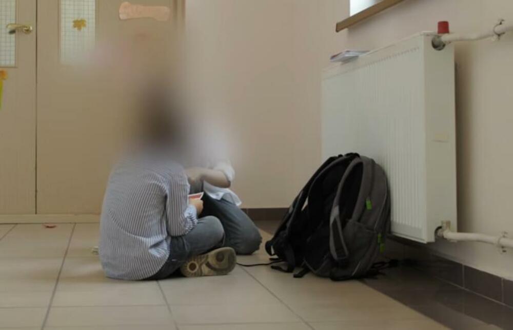 Predatori i iza školskih katedri?