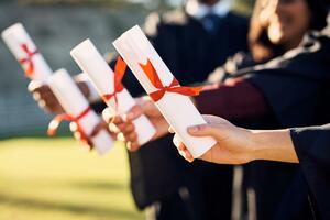 Diplome "zaglavljene" u trouglu nadležnosti: Desetine medicinara...