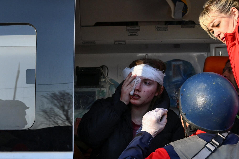 Ukazivanje pomoći povrijeđenima u ruskom vazdušnom napadu u Zaporožju