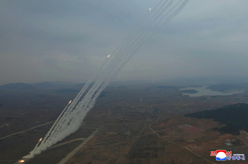 <p>Slike koje je objavila agencija KCNA prikazuju Kima i njegovu ćerku, koja se prema izvještajima zove Kim Džu Ae i ima oko 13 godina, kako hodaju blizu maslinastozelenih lansirnih kamiona i gledaju kako se sa njih lansira oružje</p>