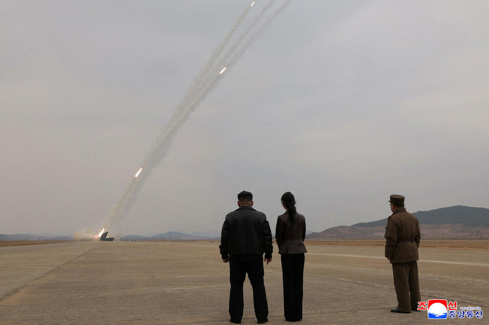 Kim Džong Un, u pratnji ćerke Kim Džu Ae, nadgleda probno lansiranje višecjevnih bacača raketa, Foto: Reuters