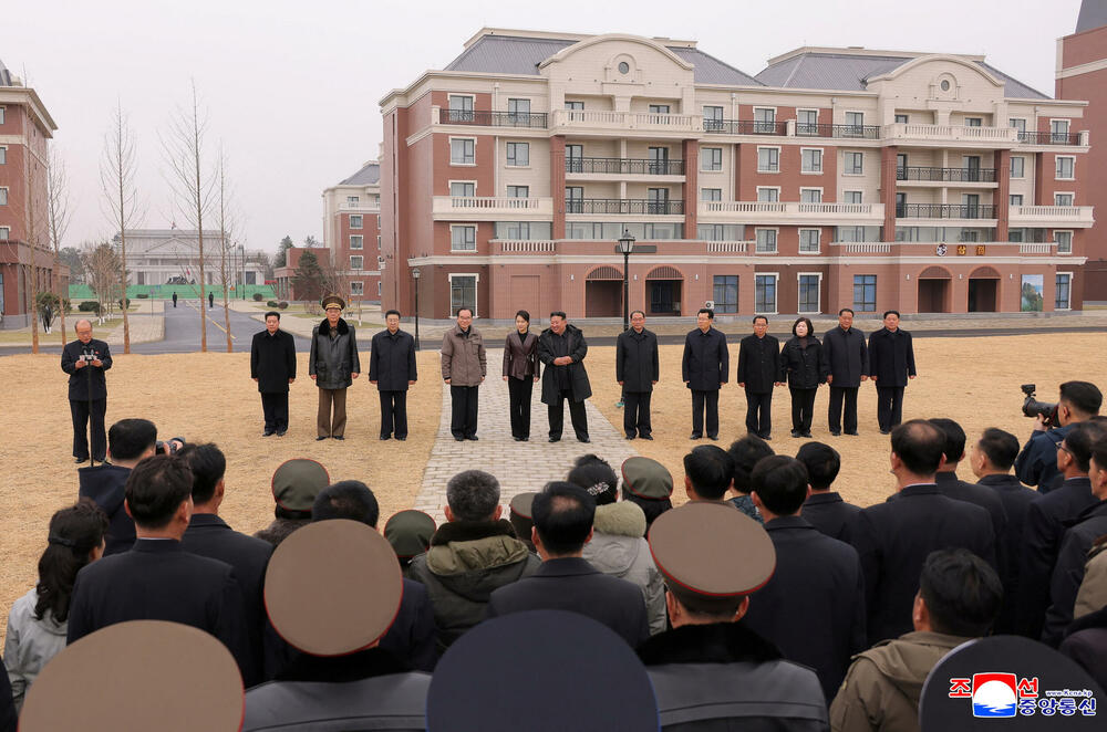 <p>Slike koje je objavila agencija KCNA prikazuju Kima i njegovu ćerku, koja se prema izvještajima zove Kim Džu Ae i ima oko 13 godina, kako hodaju blizu maslinastozelenih lansirnih kamiona i gledaju kako se sa njih lansira oružje</p>