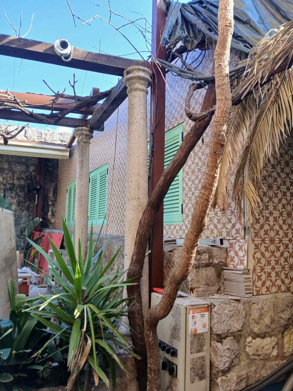 <p>Kako navode iz MZ Stari grad Budva, u saopštenju dostavljenom "Vijestima", radovi se izvode na katastarskoj parceli KP 2690, LN 2329 KO Budva, koja se nalazi u Ulici cara Dušana u Starom gradu Budva</p>