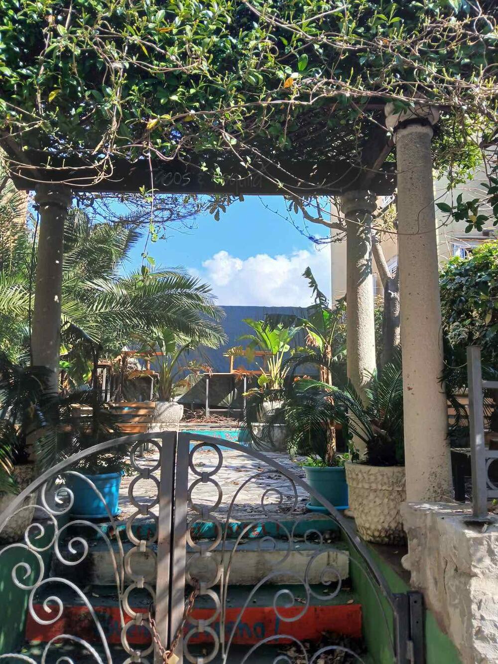 <p>Kako navode iz MZ Stari grad Budva, u saopštenju dostavljenom "Vijestima", radovi se izvode na katastarskoj parceli KP 2690, LN 2329 KO Budva, koja se nalazi u Ulici cara Dušana u Starom gradu Budva</p>