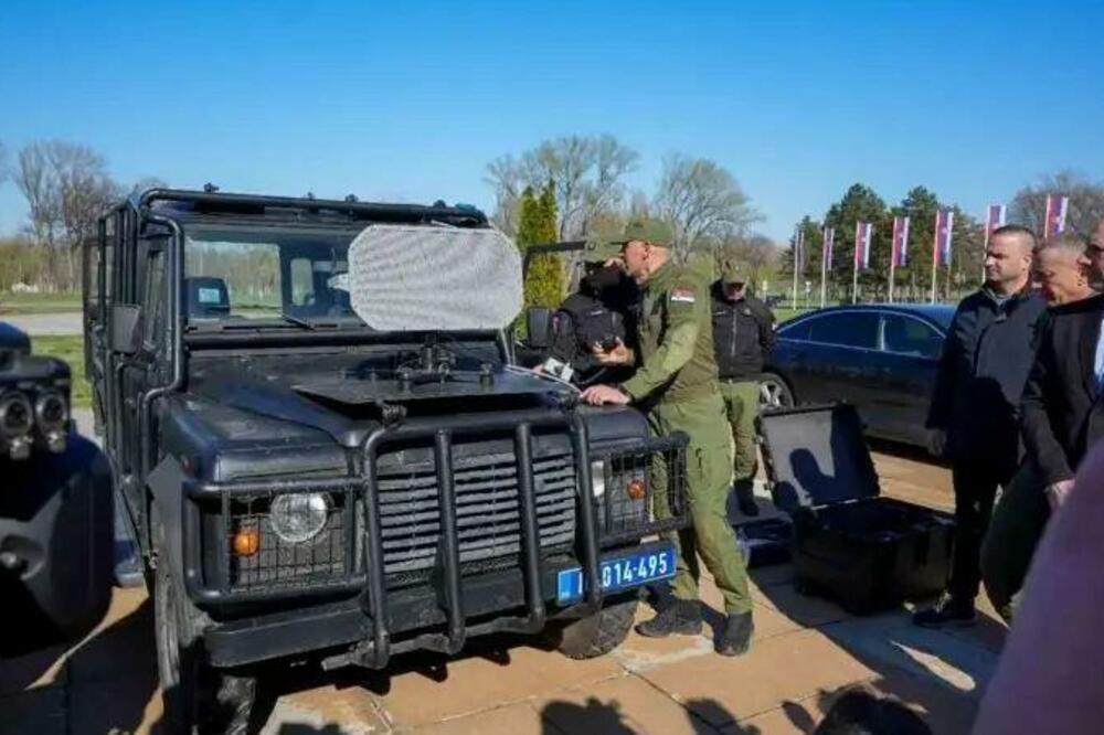 Pošto su na društvenim mrežama objavljene fotografije zvučnog uređaja LARD-a tokom protesta 15. marta, ministar policije Ivica Dačić demonstrirao je kako rade, nazivajući ih prethodno "malo jačim megafonom", Foto: FONET