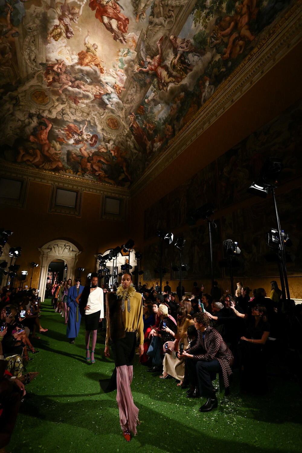 <p>Valentino je predstavio kolekciju za jesen/zimu 2026/2027.</p>  <p>Revija je održana u Palati Barberini, u Rimu.</p>