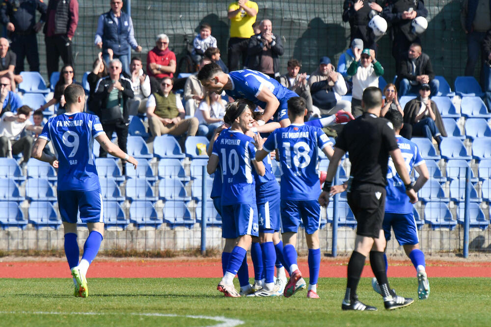 Fudbaleri Mornara proslavljaju gol, Foto: FSCG