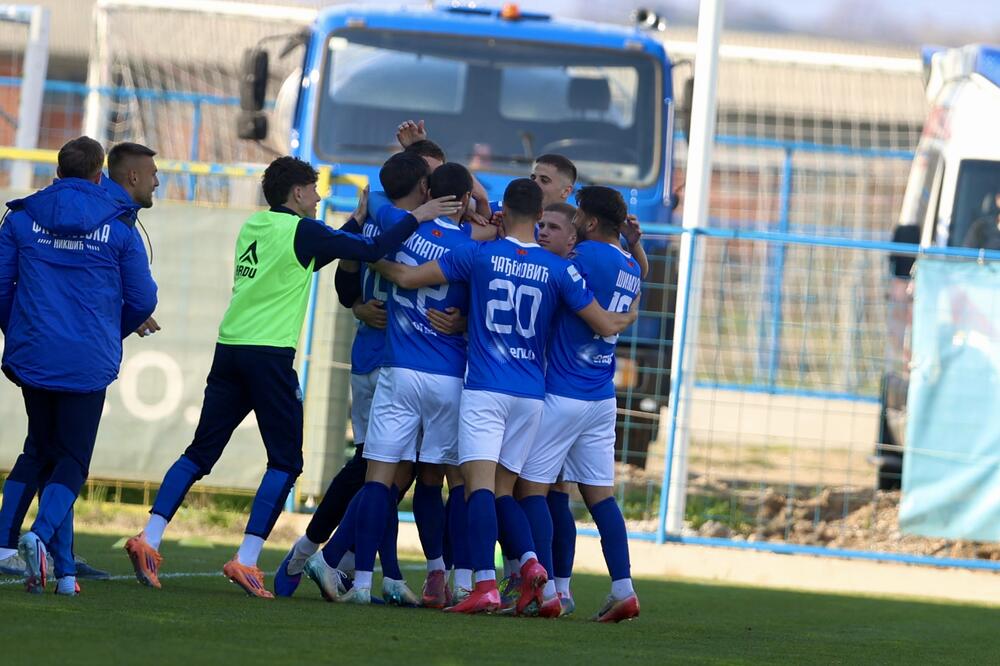 Fudbaleri Sutjeske proslavljaju gol u Tuzima, Foto: FSCG